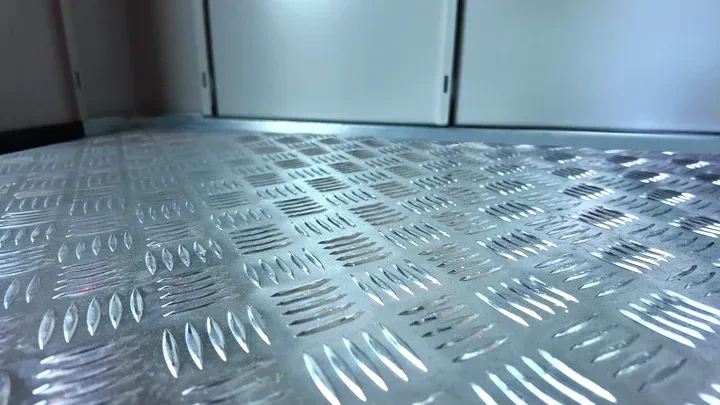 Aluminium-Riffelblech zu Metall-Gerätehaus Gary 1