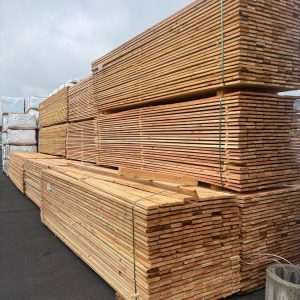 Lärche Fassadenbretter 25×120 mm als Boden-Deckel-Schalung