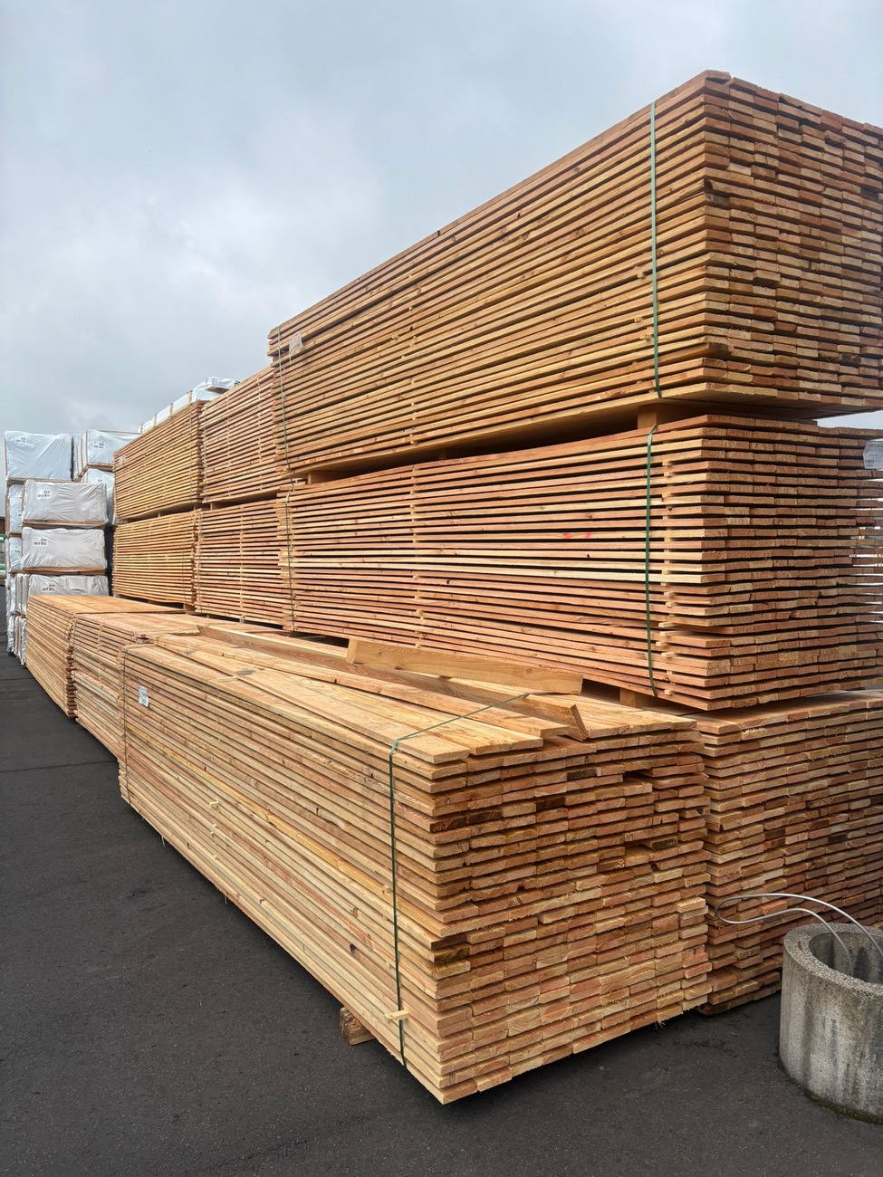 Lärche Fassadenbretter 25x120 mm als Boden-Deckel-Schalung