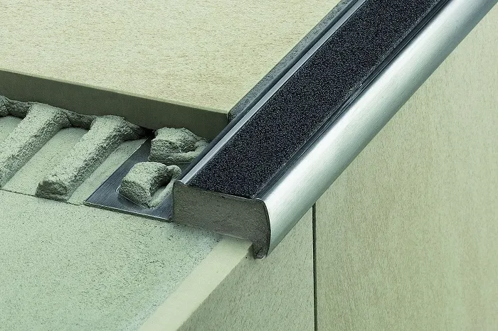 Schlüter Trep-GL-S Treppenprofil schmal Edelstahl gebürstet 1m R10 graphitschw.