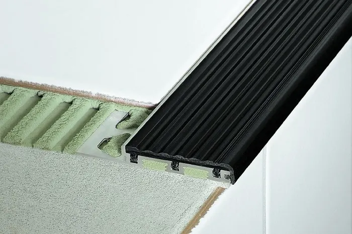 Schlüter Trep-S-E Edelstahl Treppenprofil schmal 2,5 m graphitschwarz 26 mm breit