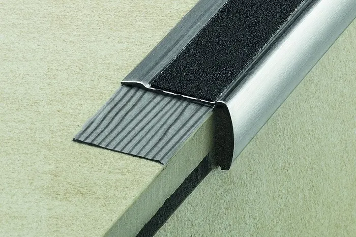 Schlüter Trep GK-S Treppenprofil Edelstahl gebürstet 1,5 m R11 aufklebbar graphitschw. B=34 mm