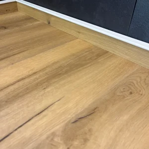 Sockelleiste, selbstklebend für jeden Dekor