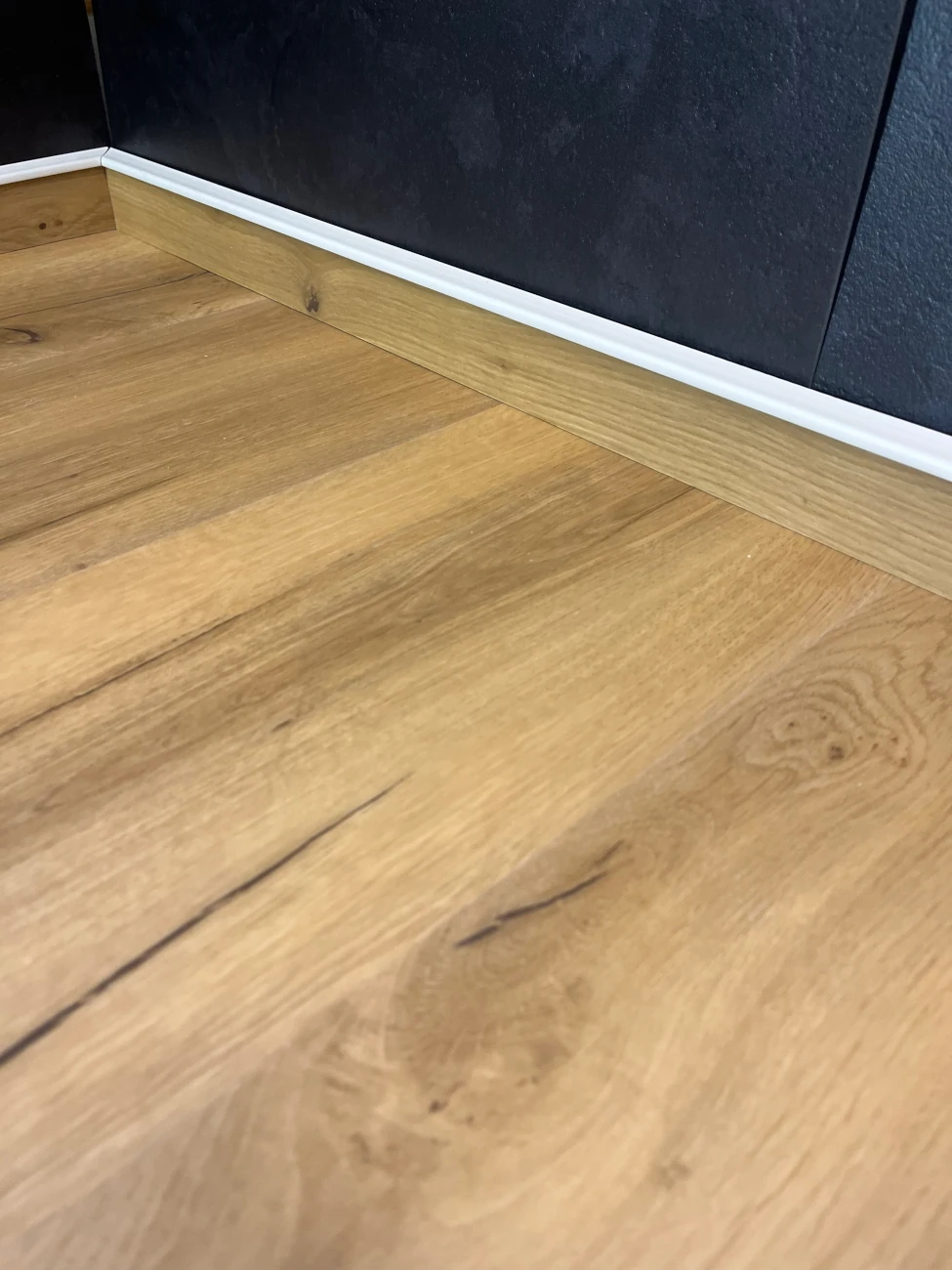 Sockelleiste, selbstklebend für jeden Dekor