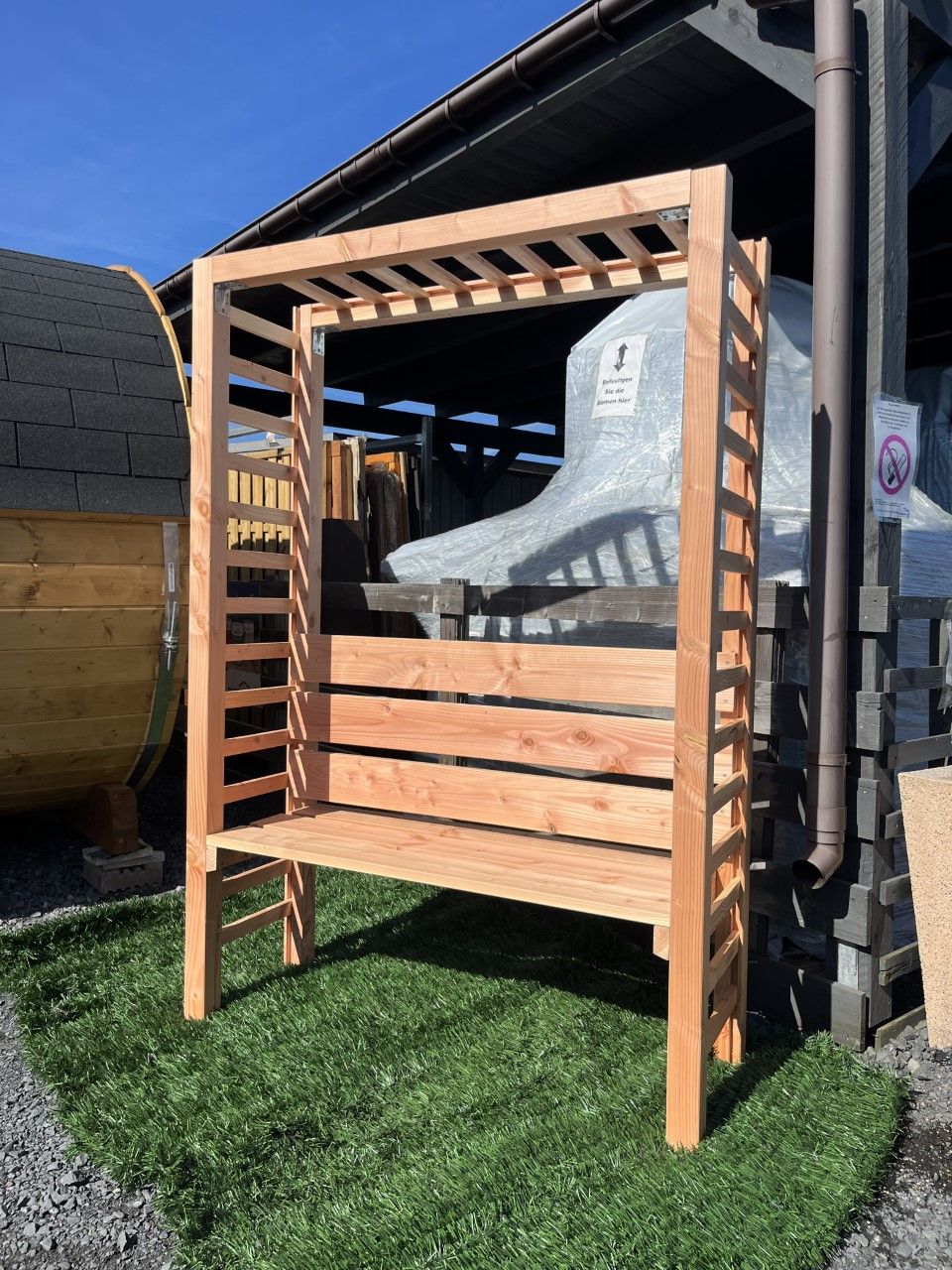 Sitzpergola aus Douglasie mit Rankgitter / Rosenbogen